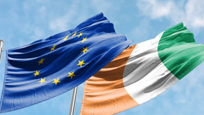 EU- und Irland-Flaggen im Wind