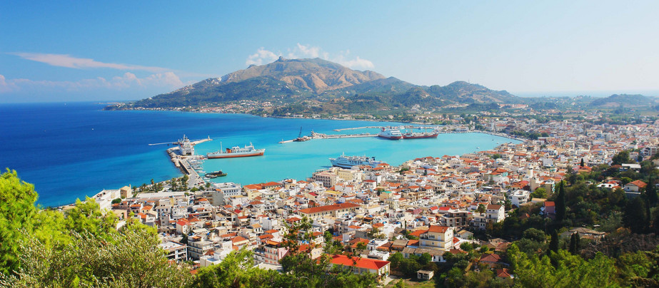 Blick über die Hauptstadt der griechischen Insel Zakynthos aufs Meer