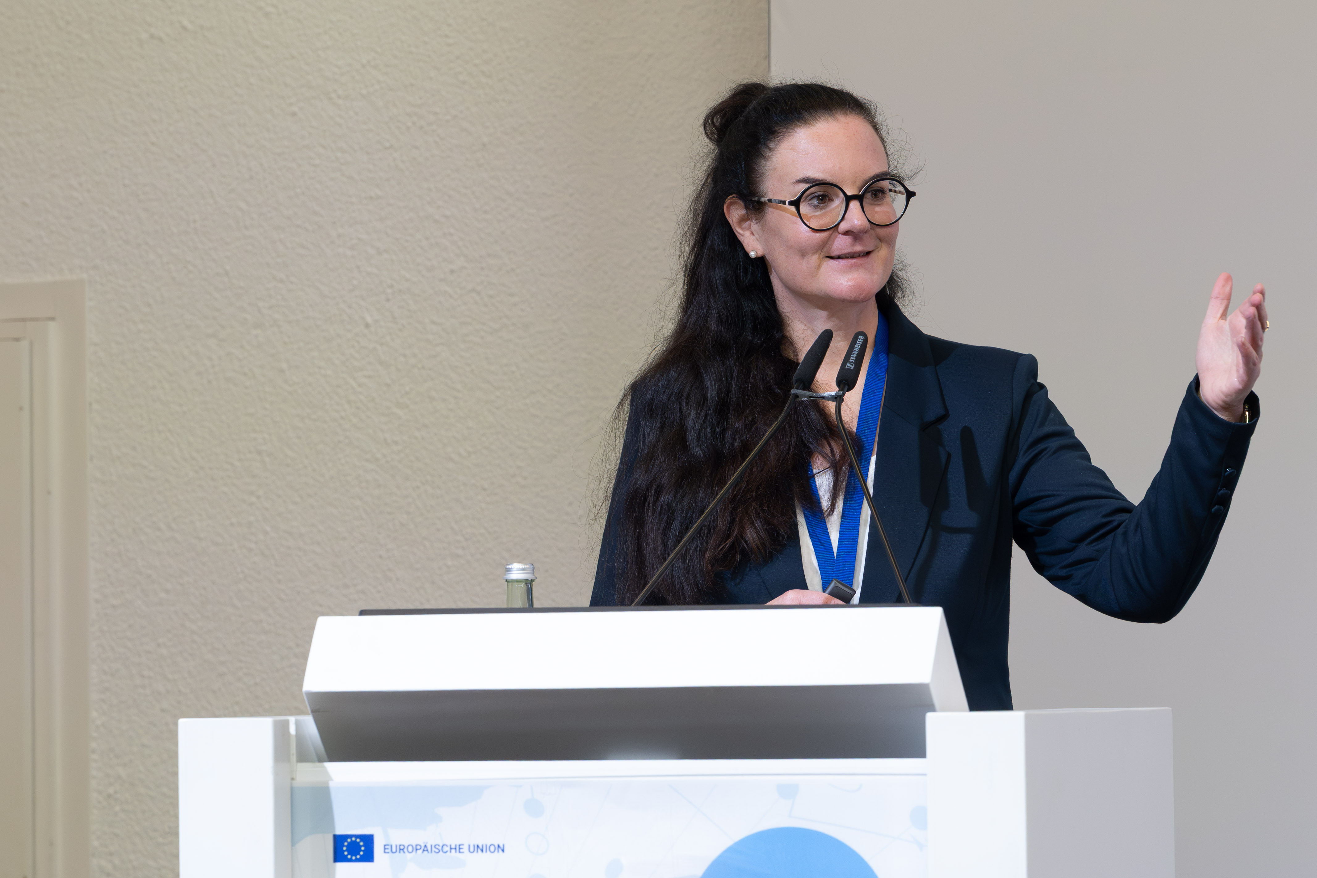 Referentin Verena Diergardt am Redepult