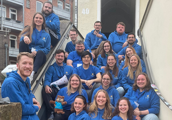 Teilnehmende am EuroApprentices-Treffen stehen f&uuml;r ein Bild zusammen