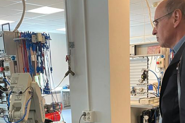 Mann im Ausbildungszentrum