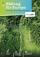 Cover mit Eisenbahnschiene durch einen Wald aus der Vogelperspektive