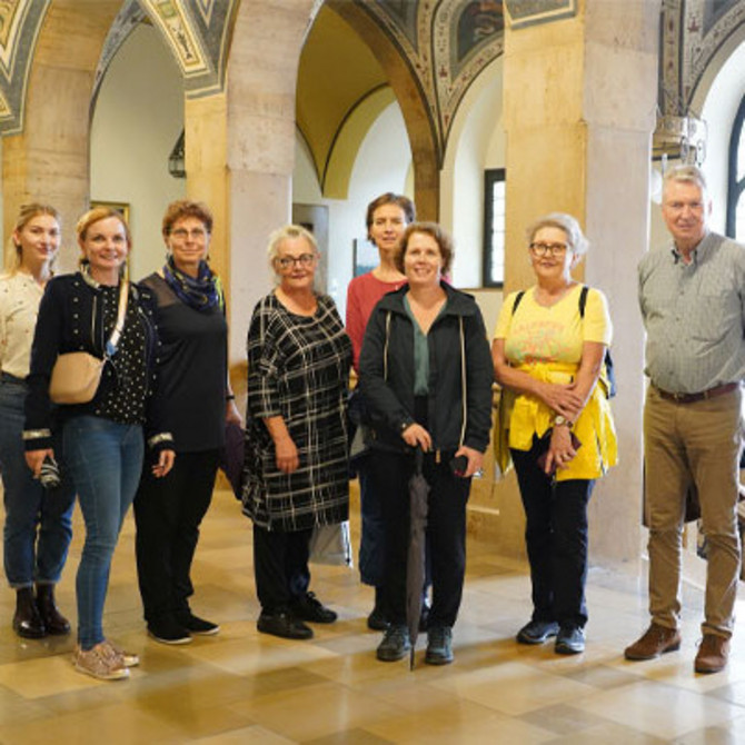 Gruppenbild in historischem Gebäude