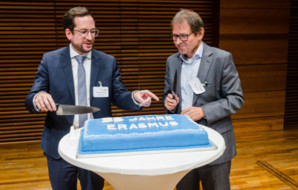 Armin Reinartz und Klaus Fahle schneiden die Torte an