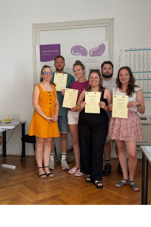 Teilnehmende mit Zertifikat im Unterrichtsraum