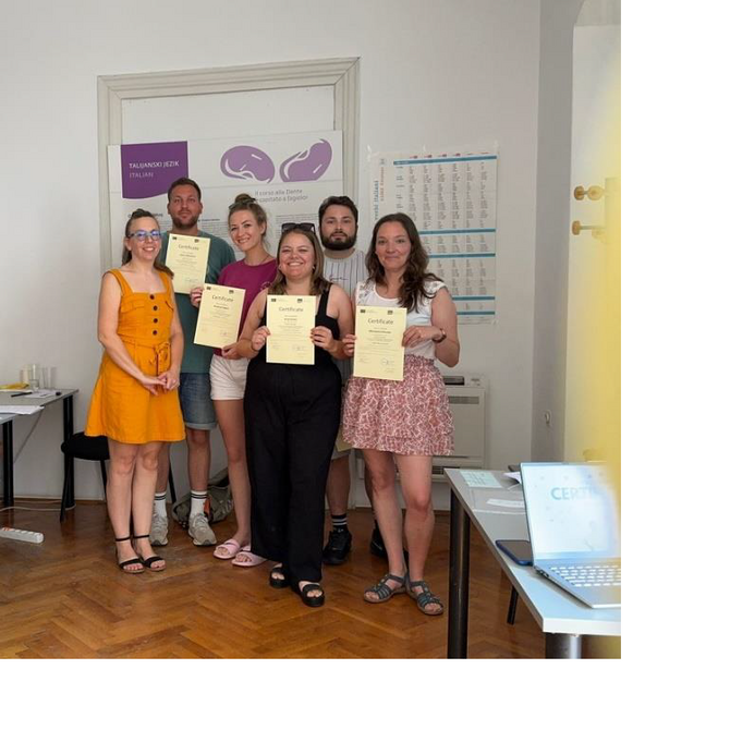 Teilnehmende mit Zertifikat im Unterrichtsraum