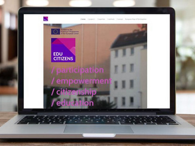 PC mit Startseite der Projektwebsite