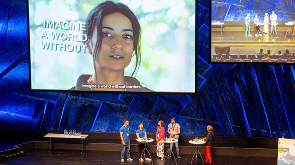 Interview mit jungen Erasmus+-Botschafterinnen und Botschaftern auf der B&uuml;hne