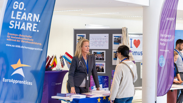  Europass-Mitarbeiterin im Gespr&auml;ch mit einer Interessierten