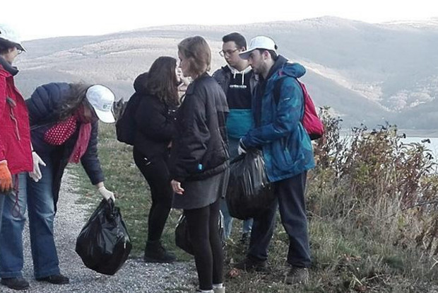 Gruppe beim M&uuml;llsammeln