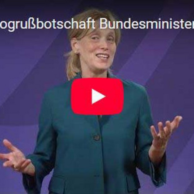 Vorschaubild mit Bundesministerin und Play-Button