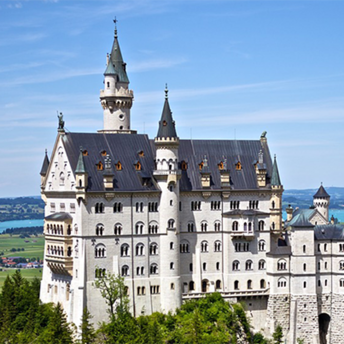 Historisches Schloss auf einem Berg