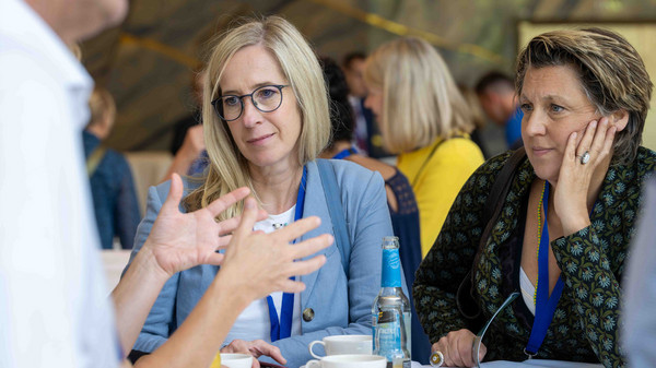 Teilnehmerinnen im Gespr&auml;ch