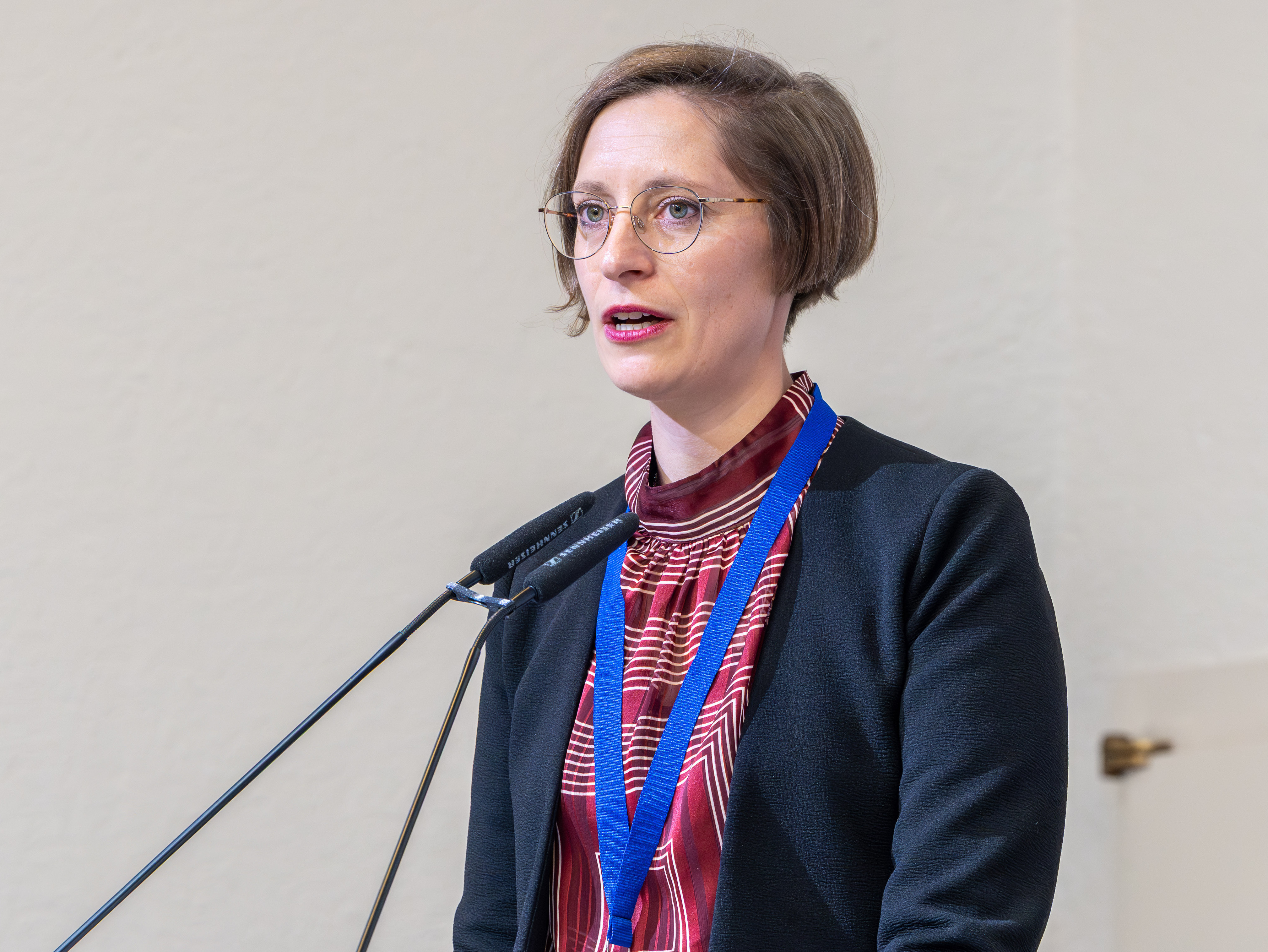 Referentin Anika Jurisch am Redepult