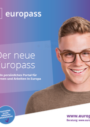 Junger Mann mit Brille und Kurzhaarschnitt vor lila Farbverlauf