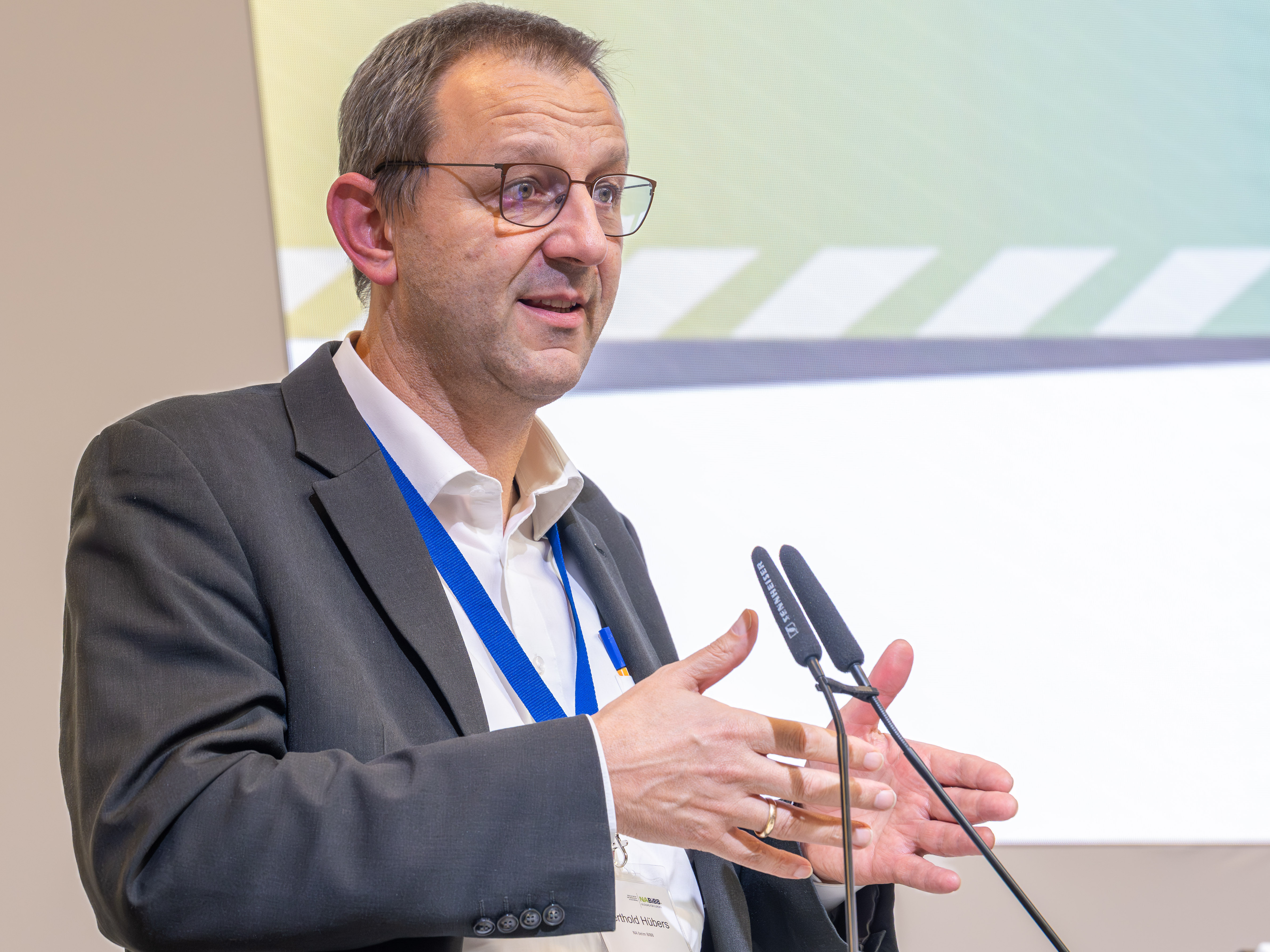 Referent Berthold H&uuml;bers am Redepult