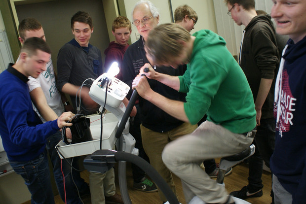 Sch&uuml;ler um ein Trainingsger&auml;t