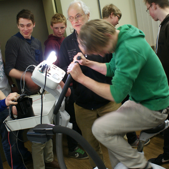 Schüler um ein Trainingsgerät