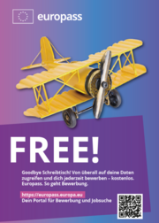 gelbes Spielflugzeug vor lila Farbverlauf