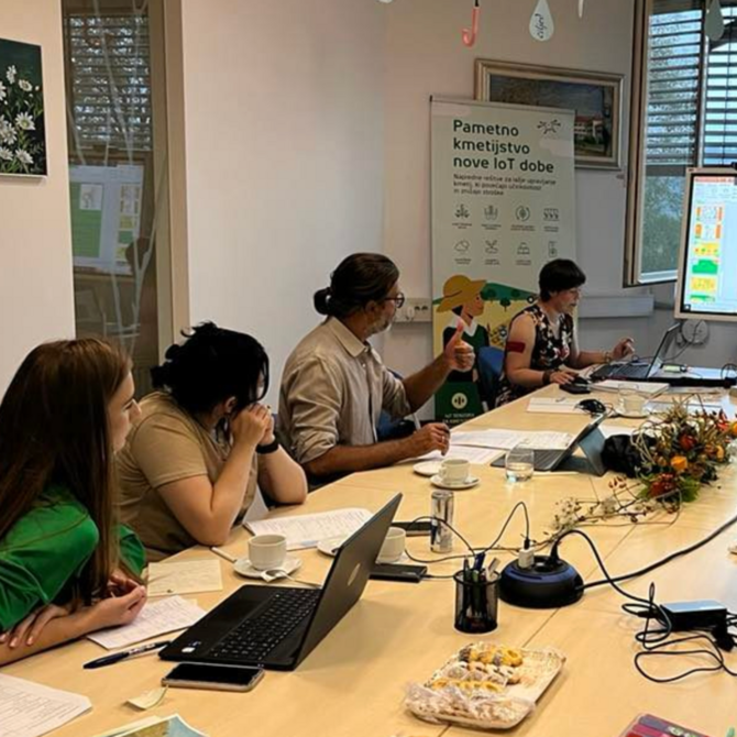 Gruppe in einem Seminarraum