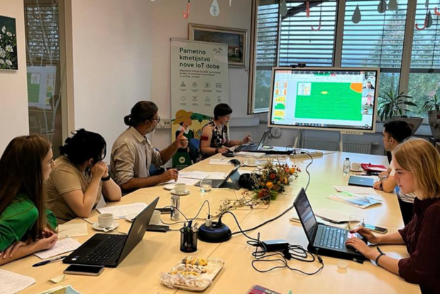 Gruppe in einem Seminarraum