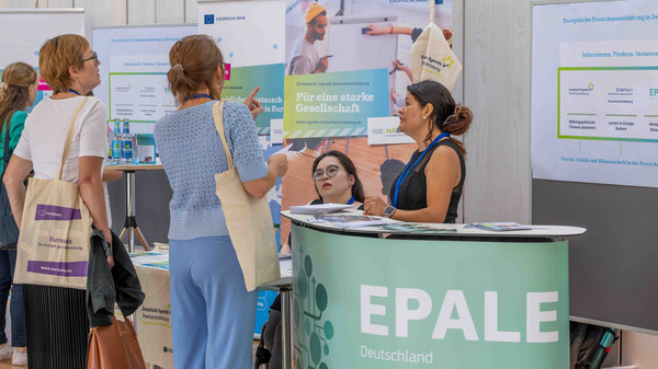 Teilnehmende informieren sich am EPALE-Infotisch
