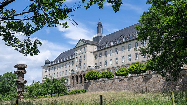 Herrschaftliches Geb&auml;ude inmitten von Natur