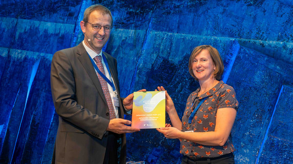 Mann und Frau halten gemeinsam den Preis hoch