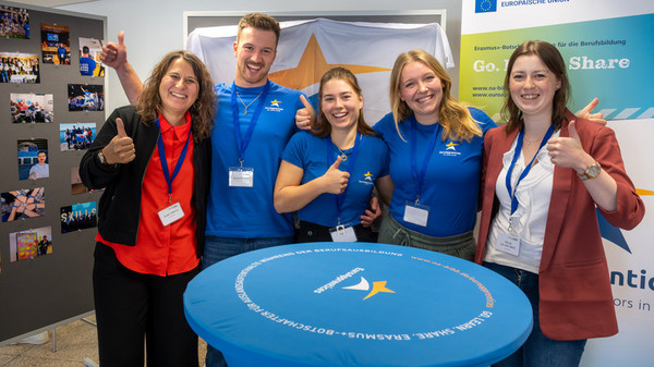  Lachende junge M&auml;nner und Frauen mit Daumen hoch