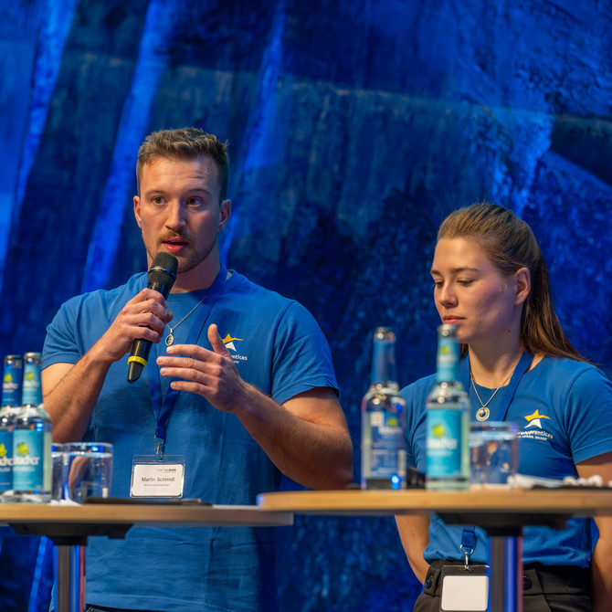 Zwei EuroApprentices auf der Bühne bei einer Veranstaltung