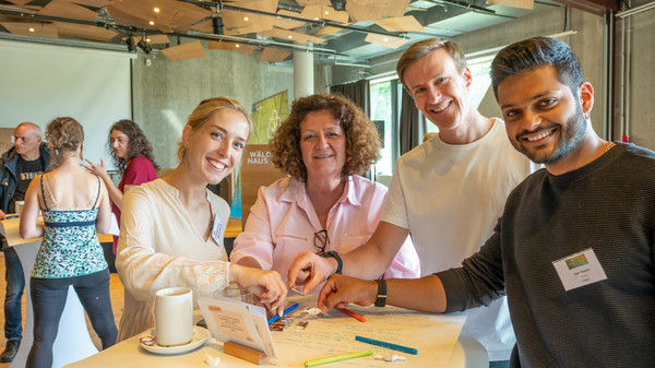 Teilnehmende an einem Tisch