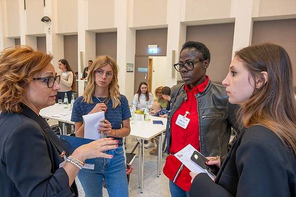 vier Frauen im Gespr&auml;ch