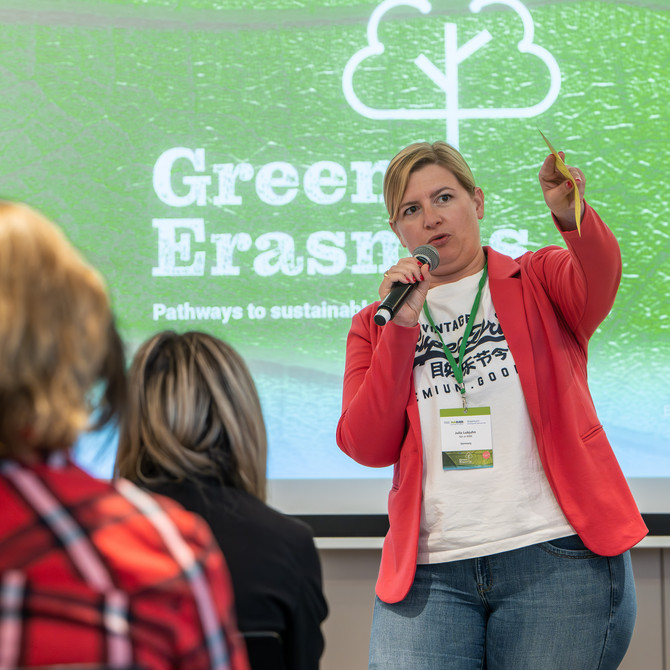 Moderatorin, im Hintergrund das Logo von Green Erasmus