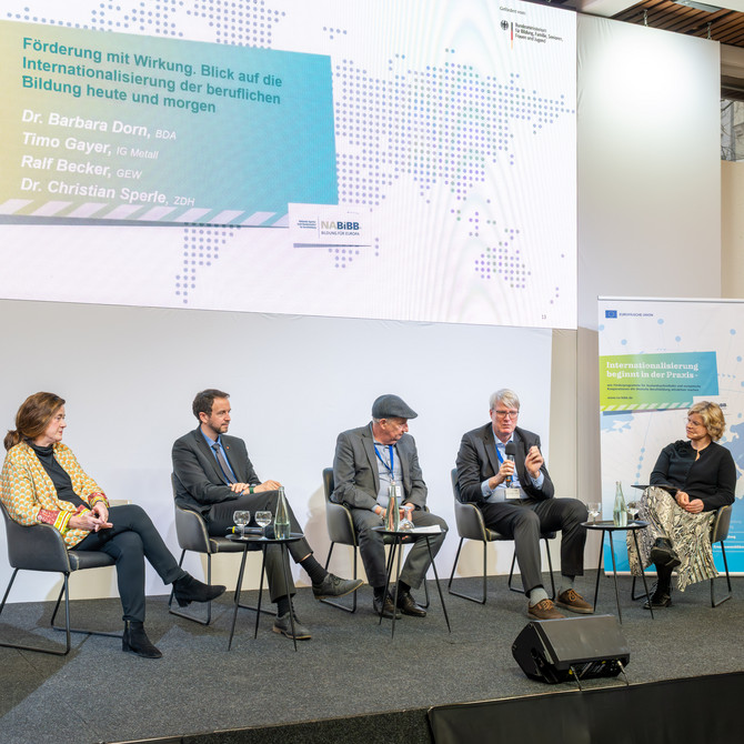 Drei M&auml;nner und zwei Frauen auf dem Podium im Gespr&auml;ch