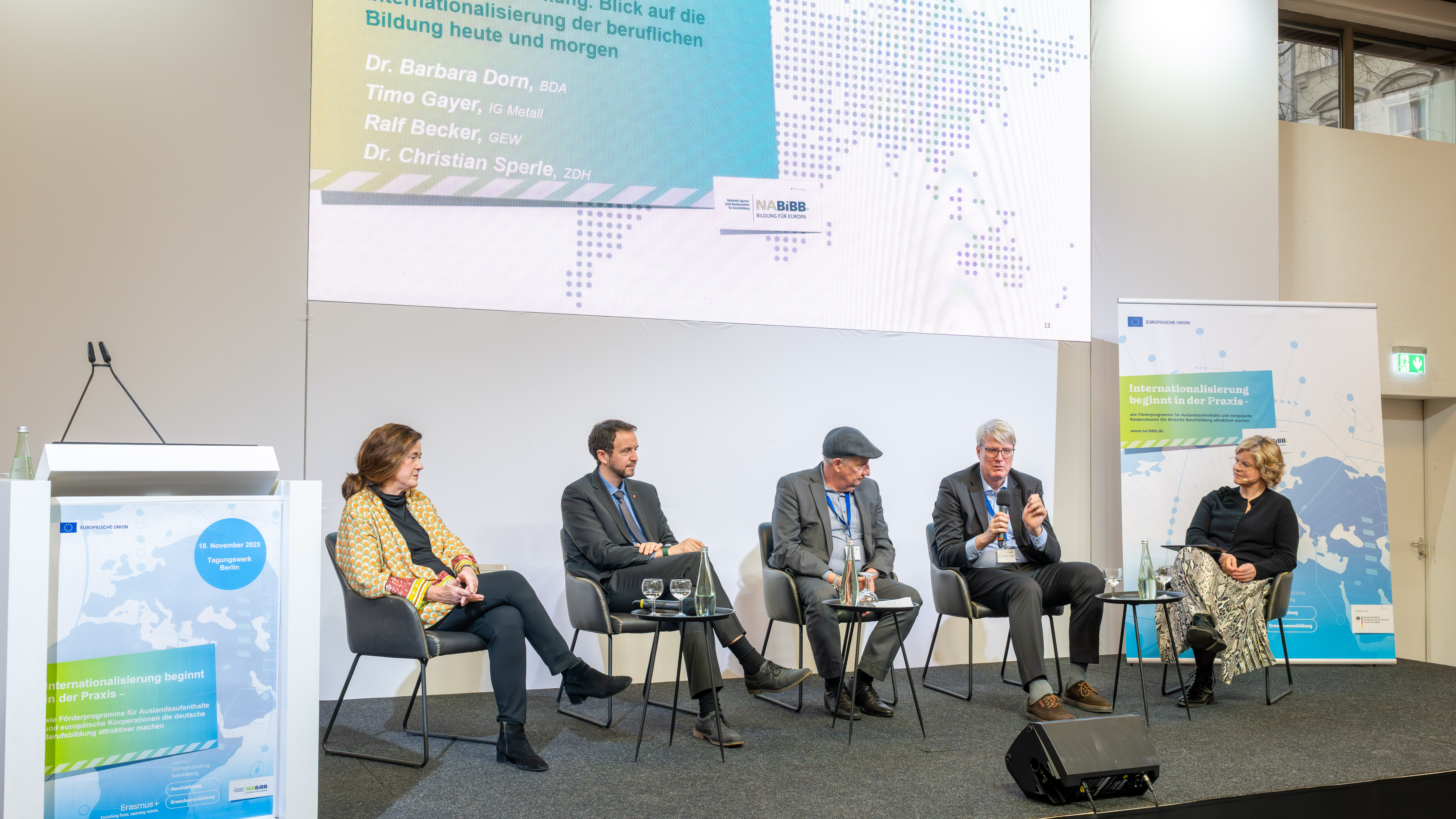Drei M&auml;nner und zwei Frauen auf dem Podium im Gespr&auml;ch