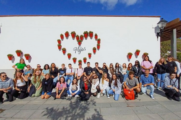 Gruppenbild mit Herz aus Pflanzen
