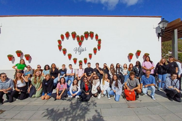 Gruppenbild mit Herz aus Pflanzen