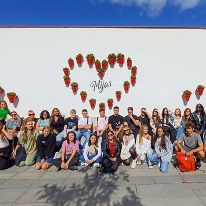 Gruppenbild mit Herz aus Pflanzen