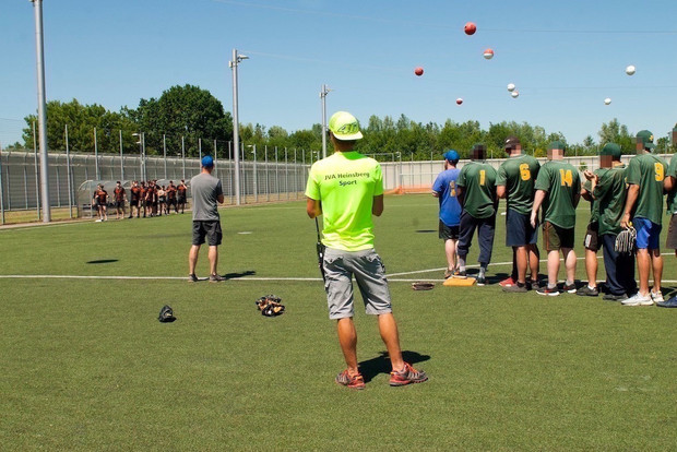Spieler auf einem Baseballfeld