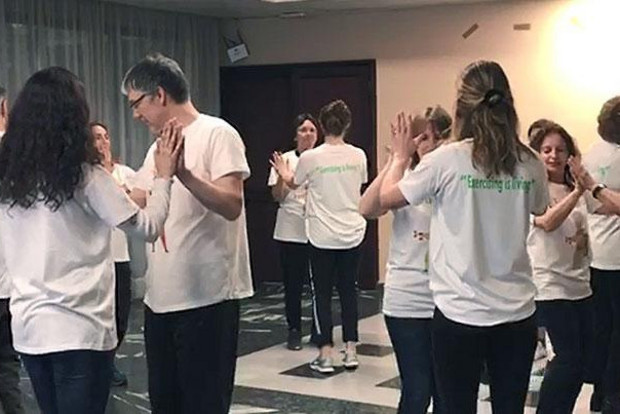 Tanzende Paare in einem &Uuml;bungsraum