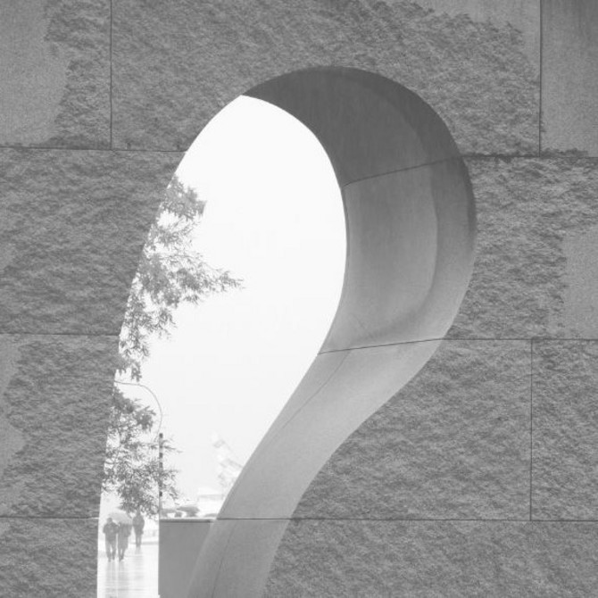 Plastik aus Stein mit einem Ohr