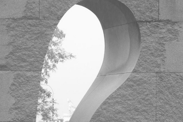 Plastik aus Stein mit einem Ohr