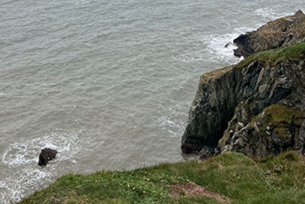 Blick von einer Steilk&uuml;ste aufs Meer