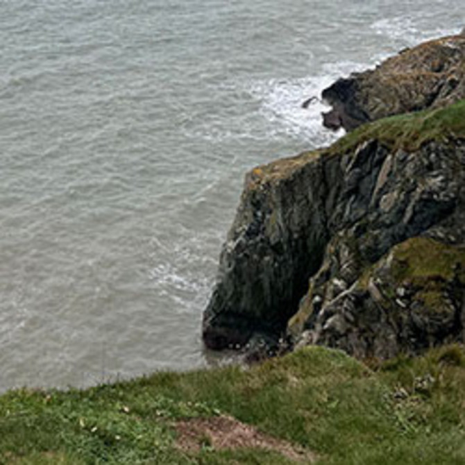 Blick von einer Steilküste aufs Meer