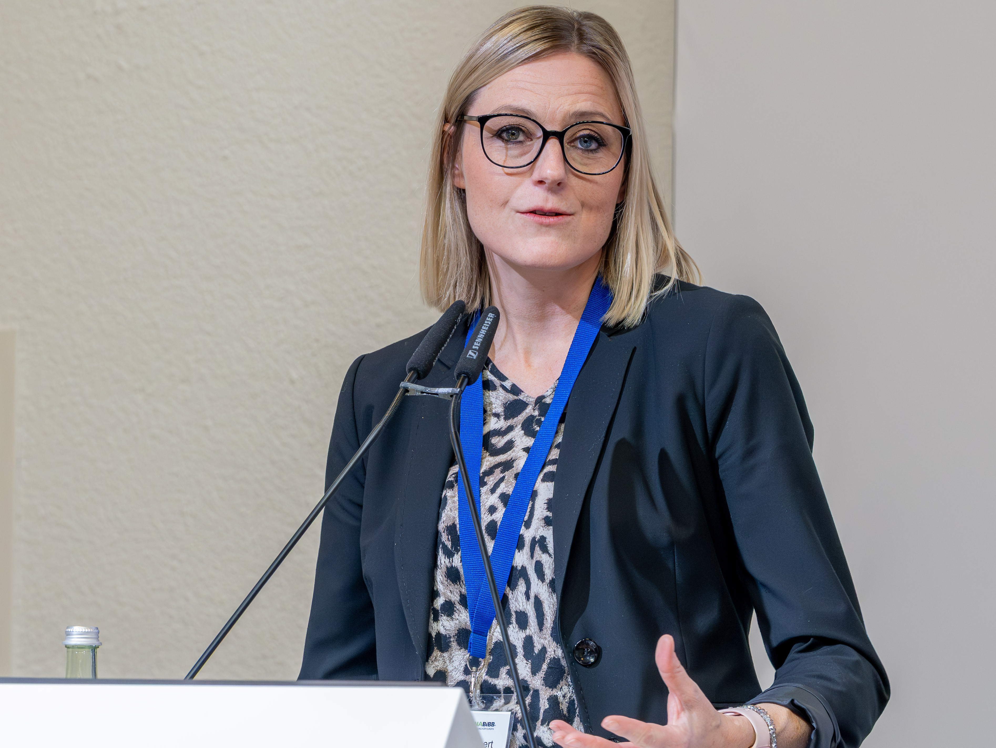 Referentin Sabrina Himbert am Redepult