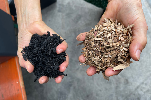 Hände voll mit unterschiedlichen Materialspänen