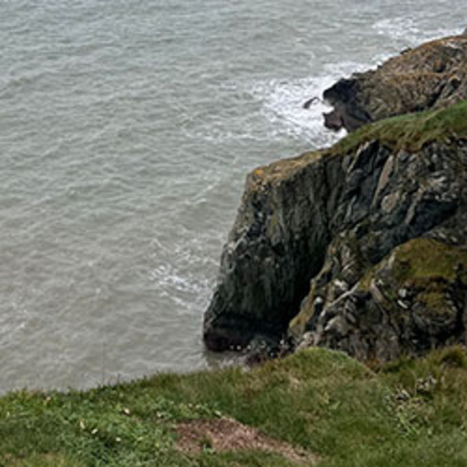 Blick von einer Steilküste aufs Meer