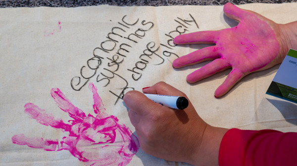 Bunte Handabdr&uuml;cke auf gro&szlig;er Leinwand