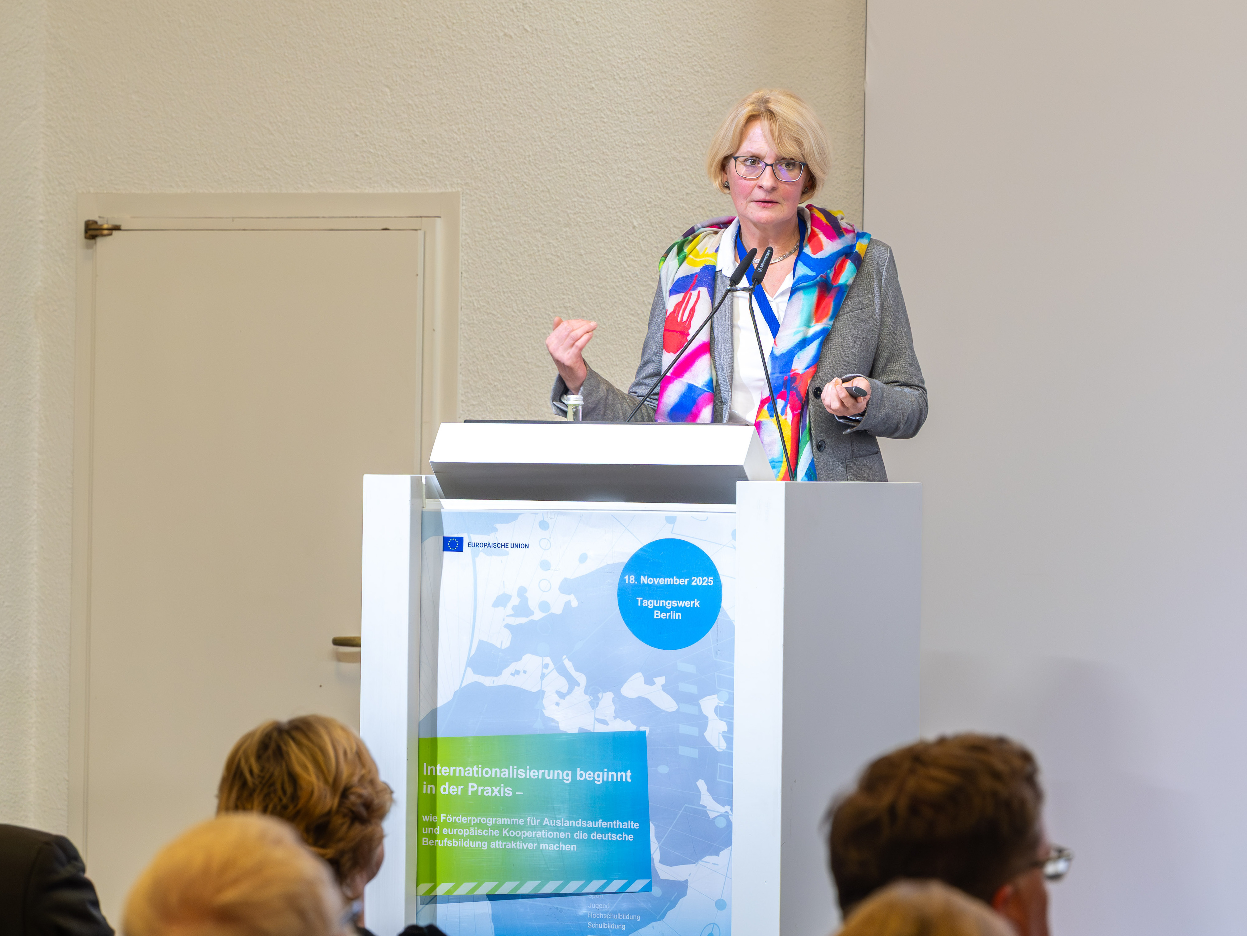 Referentin Alexandra Donika am Redepult