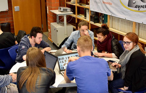 Matthias Sowa (hinten links) bei der kreativen Gruppenarbeit